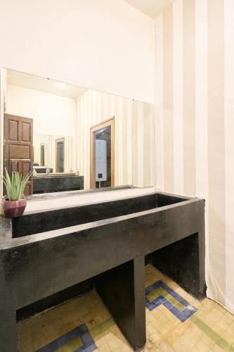 a bathroom with a large sink in a room at CASA RURAL PALACIO CONDE DE ALDANA con piscina entre encinares y dehesas in Terradillos
