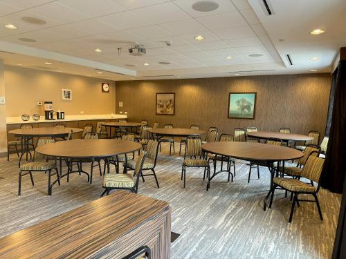 Restoran või mõni muu söögikoht majutusasutuses Hampton Inn & Suites Saint Paul Oakdale Woodbury