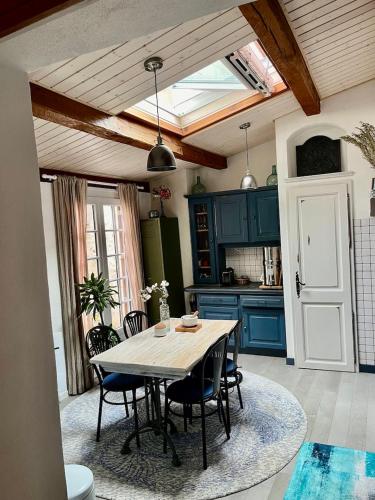 une cuisine avec une table et des chaises dans une pièce dans l'établissement Chez Jeannette, à La Charité-sur-Loire