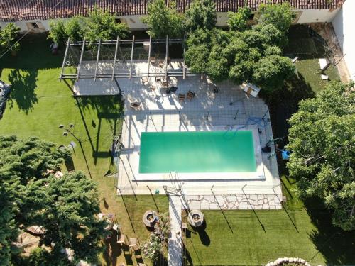 an overhead view of a swimming pool in a park at CASA RURAL PALACIO CONDE DE ALDANA con piscina entre encinares y dehesas in Terradillos