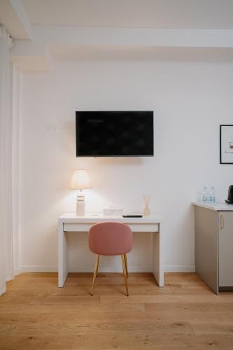 a desk with a chair and a lamp on it at Alatea Porta Nuova 20 in Verona