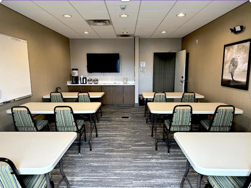 Televiisor ja/või meelelahutuskeskus majutusasutuses Hampton Inn & Suites Saint Paul Oakdale Woodbury