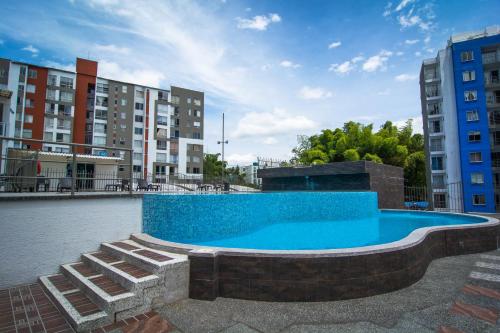 亚美尼亚EXCELENTE CONJUNTO, UBICACION PRIVILEGIADA, Torre 5的一座有建筑物的城市里的大型游泳池