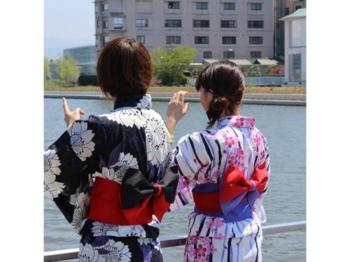 two women in kimonos looking at the water at Tokigasane - Vacation STAY 15860v in Kaga