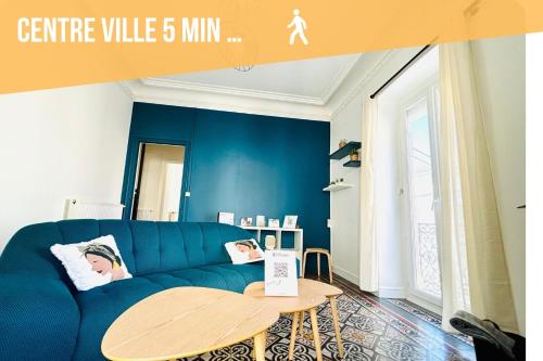 un canapé bleu dans un salon avec une table dans l'établissement Magnifique Appartement tout confort,6 Couchages,Beau quartier de Béziers, à Béziers