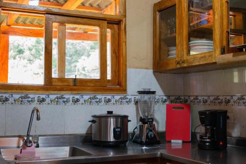 a kitchen with a counter top with a blender on it at Luna Verde Eco Hábitat in Rionegro