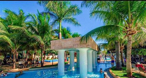 um resort com uma piscina com palmeiras e um parque aquático em L'acqua diRoma Oficial - Suíte Confortáveis Diversão Garantida em Caldas Novas