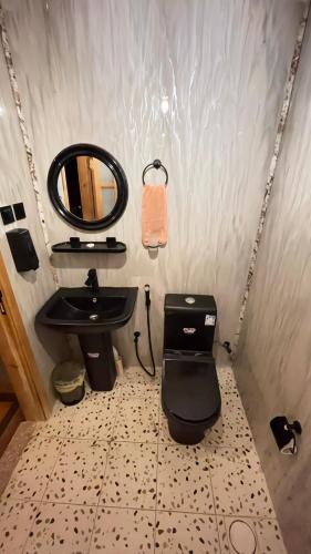 a small bathroom with a sink and a mirror at كوخ سترين in Tabuk