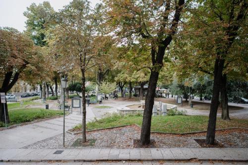 a park with trees and a sidewalk at Alatea Porta Nuova 20 in Verona