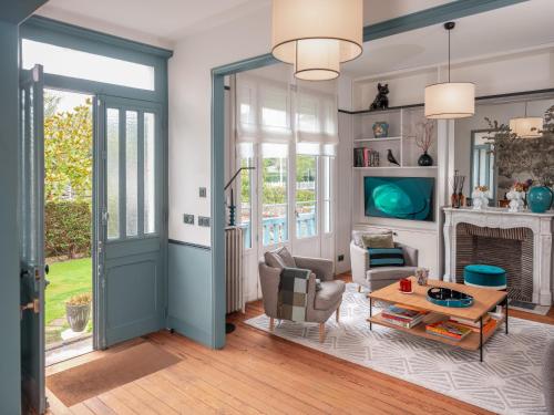 Et tv og/eller underholdning på Villa Berry Centre Deauville - Chic & Stylée - Magnifique Jardin