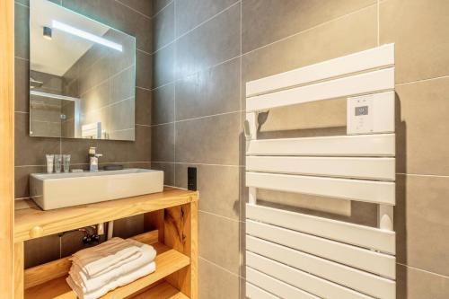 une salle de bain avec un lavabo et un miroir dans l'établissement Résidence Les Terrasses De La Vanoise - NOUVEAU ! APPART 4 PERS. LES TERRASSES DE LA VANOISE B01 MAE-3511, à Champagny-en-Vanoise