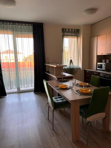 a kitchen and dining room with a table and chairs at Mirvana Apartments Serenity Suite in Timişoara