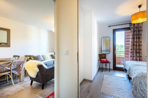 une chambre avec un lit et un salon dans l'établissement Résidence Lodges 1970 - Résidence LES LODGES 1970 N° A407 MAE-1511, à La Plagne Tarentaise