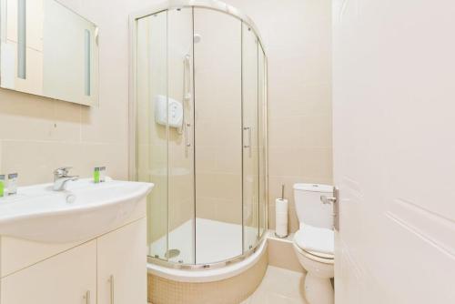 une salle de bain avec une douche, des toilettes et un lavabo dans l'établissement Blarney Apt 1BR Sleeps 4, à Dublin