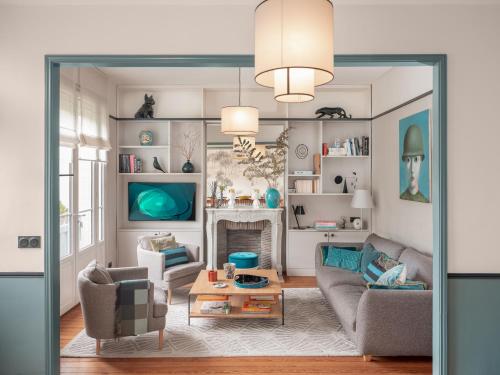 a living room with a couch and a fireplace at Villa Berry Centre Deauville - Chic & Stylée - Magnifique Jardin in Deauville