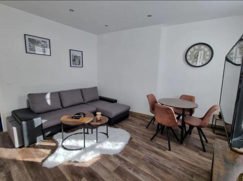 un salon avec un canapé et une table dans l'établissement Elegance Provinoise Logement classé 3 étoiles, à Provins