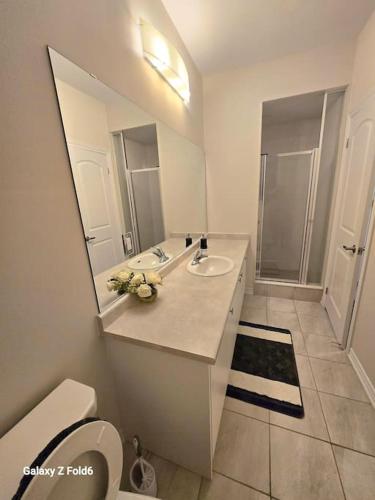 Ένα μπάνιο στο Luxury bungalow in Thorold near Niagara falls