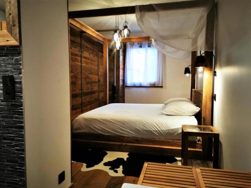 une chambre avec un lit avec une tête de lit en bois dans l'établissement Résidence PremiÈre Loge - Très bel appartement spacieux, lumineux avec vue sur la station MAE-3481, aux Gets