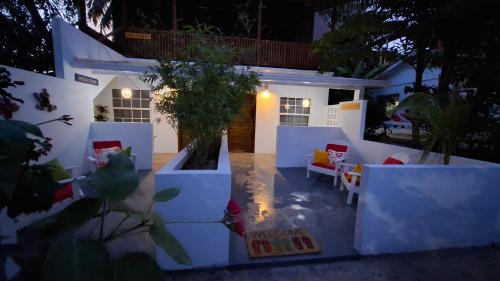 Χώρος καθιστικού στο Amanda's Place Green Studio - pool and tropical garden