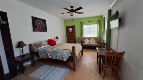 Ένα ή περισσότερα κρεβάτια σε δωμάτιο στο Amanda's Place Green Studio - pool and tropical garden