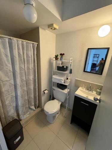 a bathroom with a toilet and a sink at Apartamento para 4 personas CDMX in Mexico City