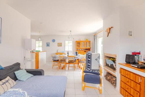 un salon avec un canapé et une salle à manger dans l'établissement La White House, 8 personnes/8 vélos + free Parking, à La Tranche-sur-Mer