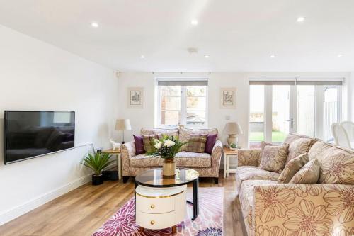a living room with two couches and a tv at Braeburn Cottage Central Bewdley- 2 Parking Spaces in Bewdley