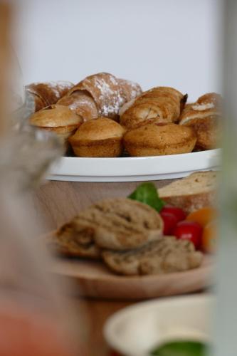 twee borden met verschillende soorten brood en groenten bij Flowing House in Brindisi