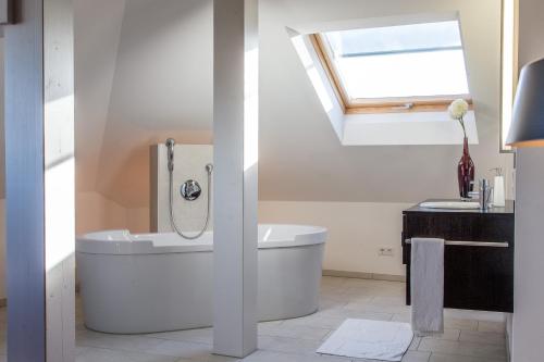 uma casa de banho com um WC, um lavatório e uma janela em Pucci Bärengarten Stadthotel em Ravensburg