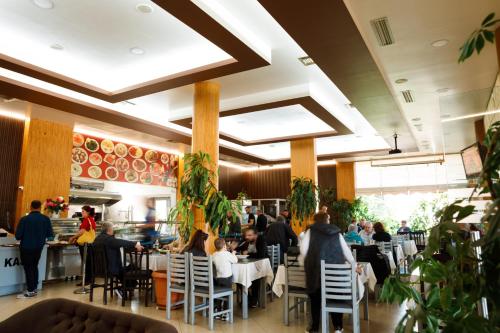 Restoran atau tempat lain untuk makan di Autogrill Hotel restaurant & Camping