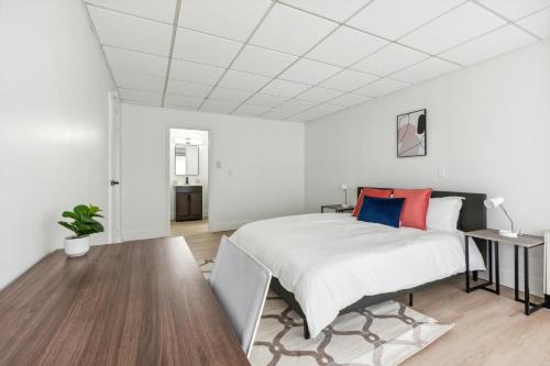 Katil atau katil-katil dalam bilik di East 120 I Modern Refinished Apt Downtown I Gym