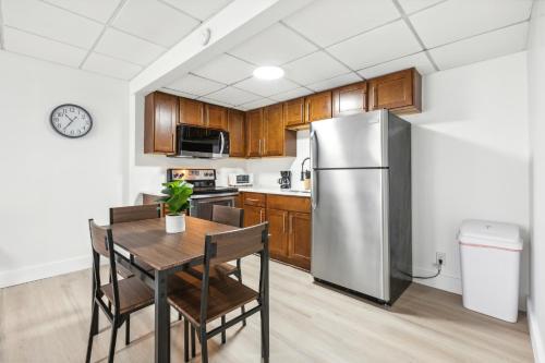 Dapur atau dapur kecil di East 120 I Modern Refinished Apt Downtown I Gym