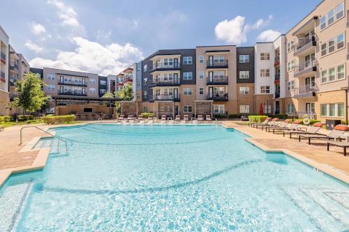 a large swimming pool in front of a building at Cozy 2-bedroom apartment in lovely Austin in Austin