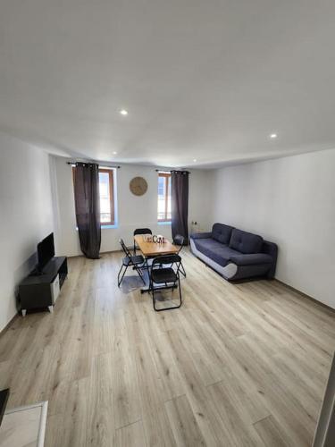 un salon avec un canapé bleu et une table dans l'établissement Séjour au cœur de Saverne, à Saverne