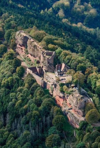 une vue aérienne sur une maison sur une montagne dans l'établissement Séjour au cœur de Saverne, à Saverne