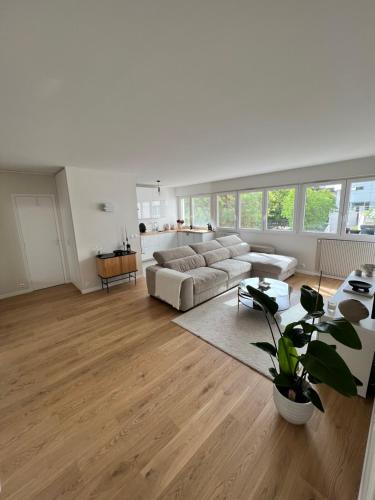 un grand salon avec un canapé et une table dans l'établissement Luxury apartment 16', à Paris