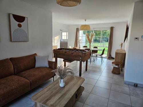 - un salon avec un canapé et un piano dans l'établissement jolie maison centre bourg, à Saint-Gelais