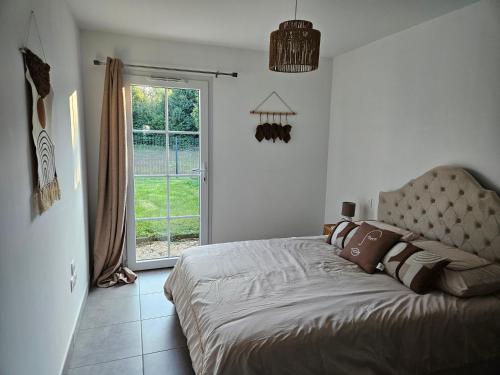 Giường trong phòng chung tại jolie maison centre bourg