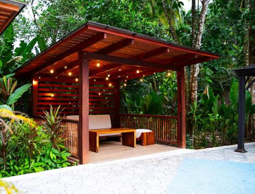 Ein Garten an der Unterkunft Aninga Lodge
