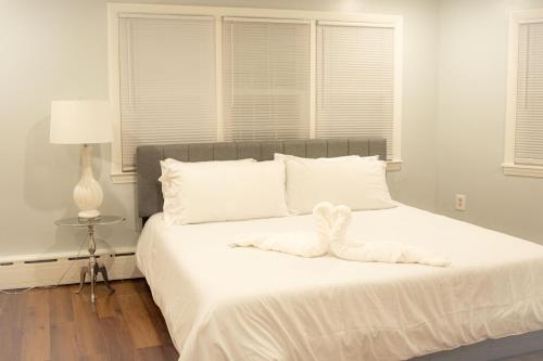 En eller flere senge i et værelse på 3BR Near Logan Airport & Encore