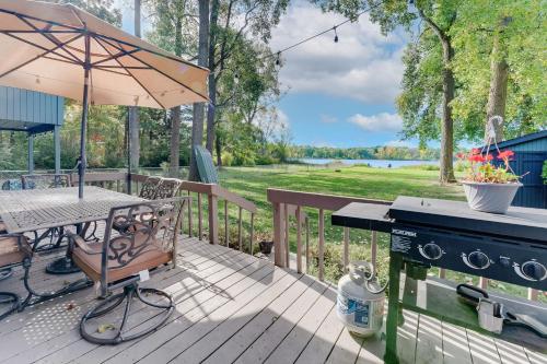 Billede fra billedgalleriet på Lakefront Orion Twp Home with Fire Pit and Kayak! i Gingellville
