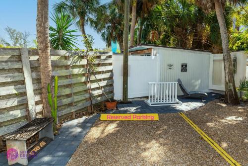 Zahrada ubytování Beach Rd, 300ft to Beach Access & 500ft to Siesta Key Village, Studio