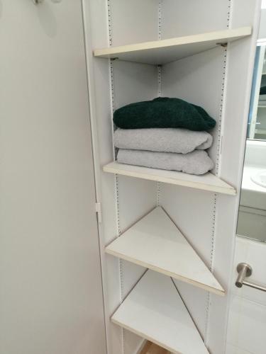 - un porte-serviettes dans la salle de bains dans l'établissement Les fontaines T4 Spacieux 3 chambres parking gratuit, à Toulouse