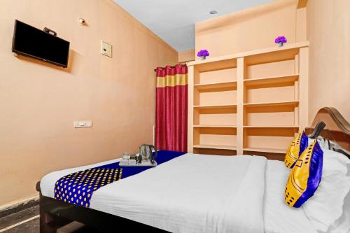 Postel nebo postele na pokoji v ubytování Hotel O Sree Krishna