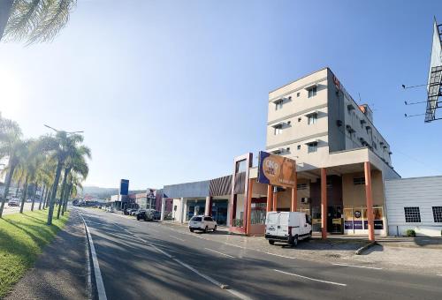 a building on the side of a city street at OK Inn Hotel Criciúma in Criciúma