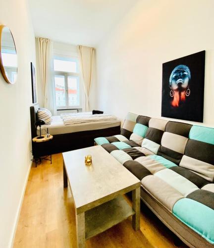 ein Wohnzimmer mit einer Couch und einem Bett in der Unterkunft 5BR Shared Apt Ideal for Groups 7 Min to Westbahnhof in Wien