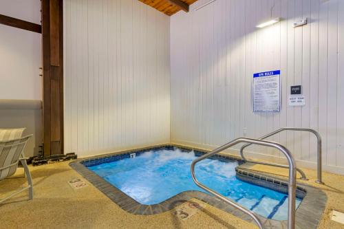a jacuzzi tub in a corner of a room at Best Western Plus St. Paul North/Shoreview in Shoreview