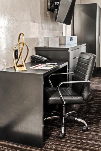 a black desk with a chair in a room at Ellis Island Hotel Casino & Brewery in Las Vegas