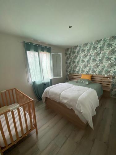 une chambre avec un grand lit et un escalier dans l'établissement Maison au calme au bord des bois, à Saint-Aubin-de-Médoc