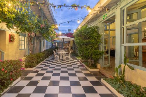 an outdoor patio with a checkered floor and a restaurant at Casa Provenzal in Villa de Leyva